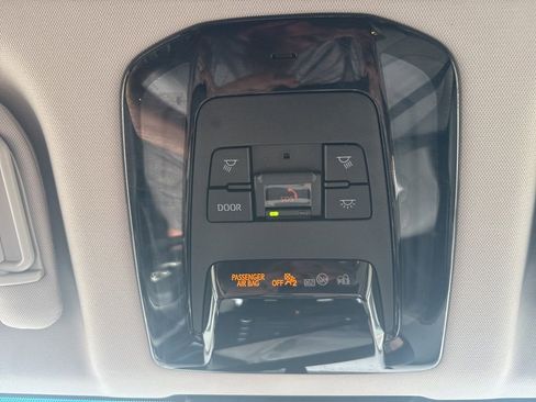 Used 2021 Toyota Venza LE AWD/4WD image 26