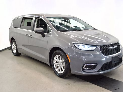 Used 2025 Chrysler Pacifica Select FWD image 2