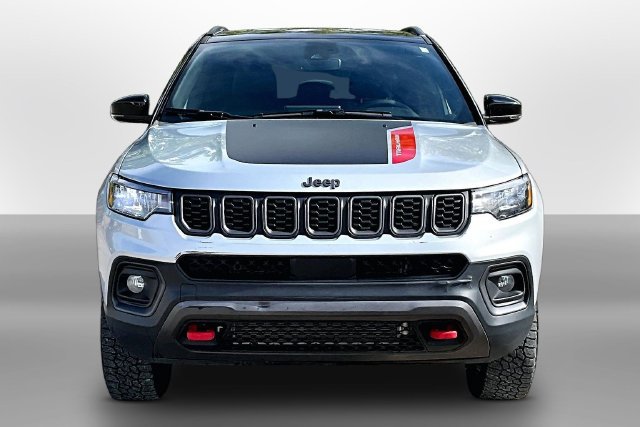 Used 2025 Jeep Compass Trailhawk AWD/4WD image 2