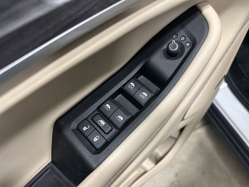 Used 2022 Jeep Grand Cherokee L Limited w/ Luxury Tech Group II image 15