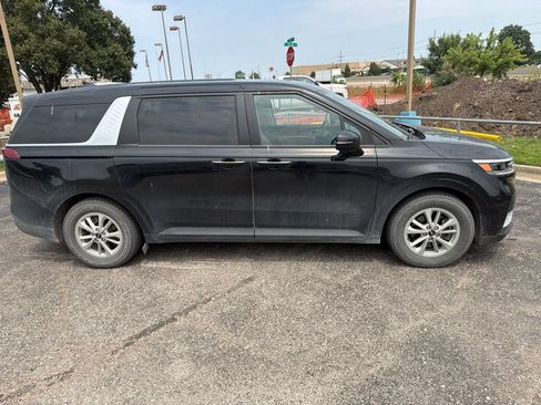 Used 2024 Kia Carnival LX FWD image 3