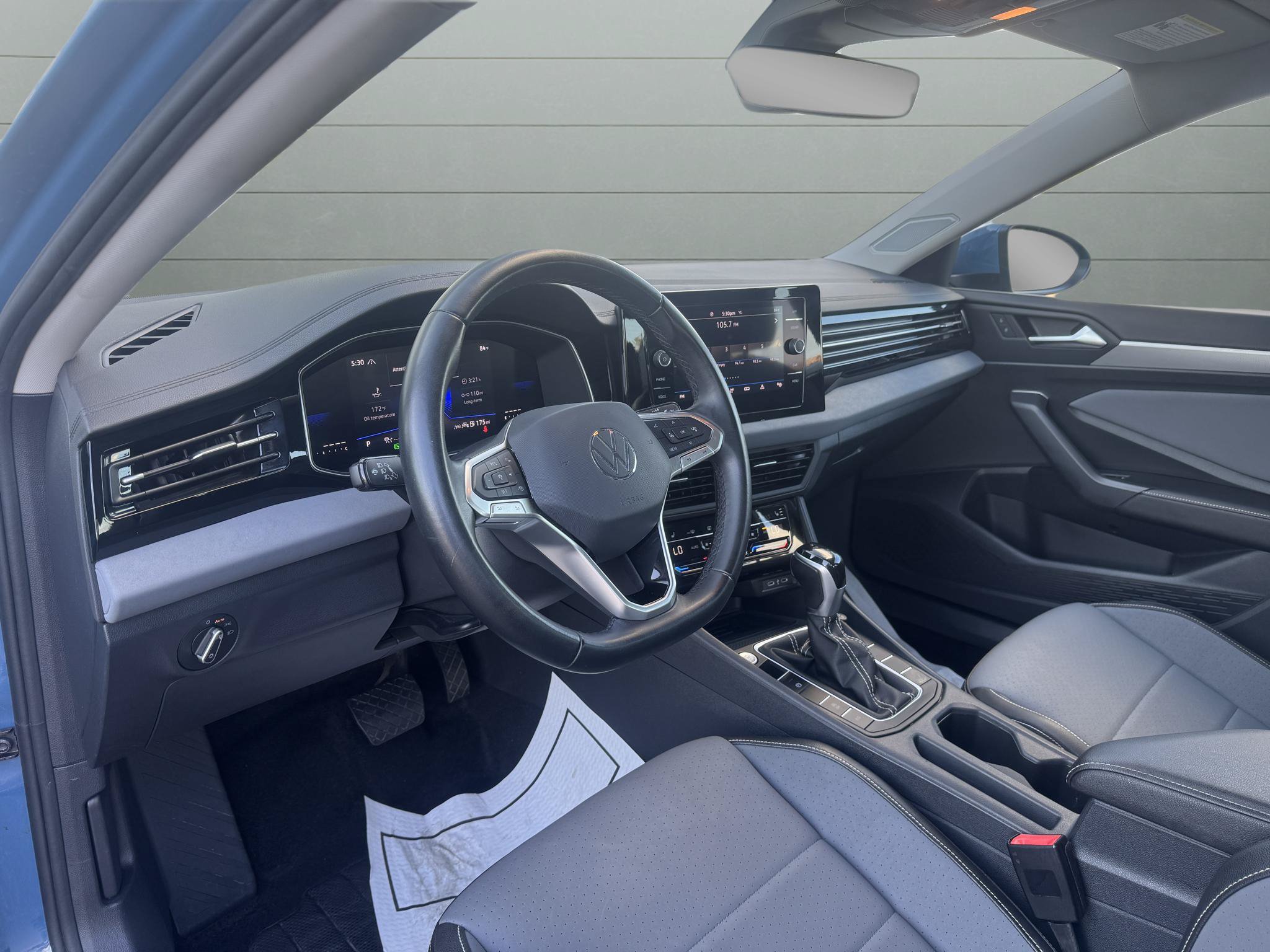 Used 2025 Volkswagen Jetta SE FWD image 11