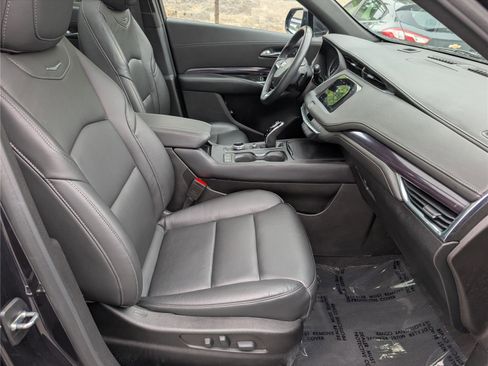 Used 2023 Cadillac XT4 Luxury w/ Cold Weather Package AWD/4WD image 11