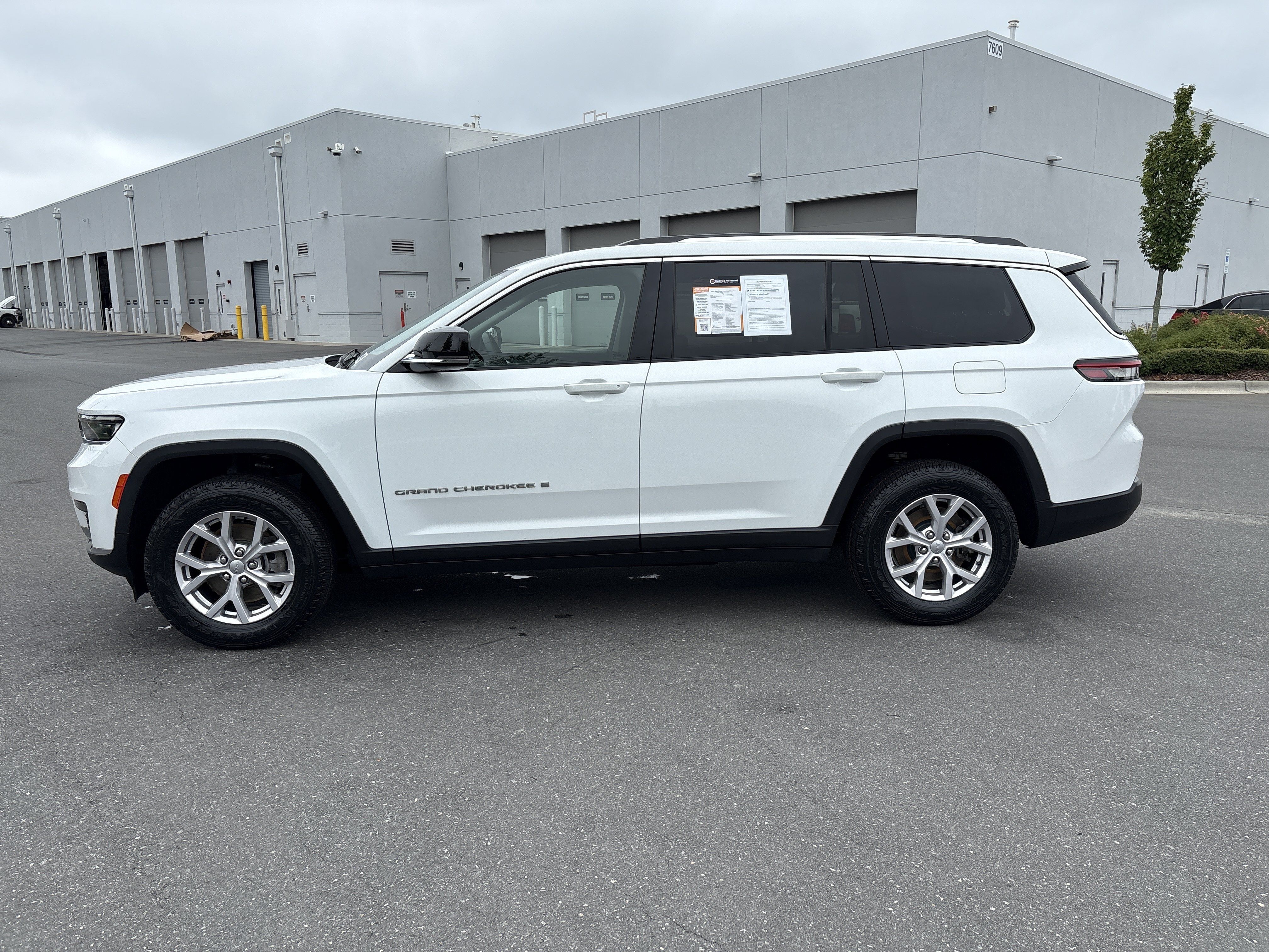 Used 2022 Jeep Grand Cherokee L Limited AWD/4WD image 6