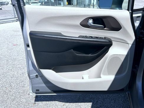 Used 2018 Chrysler Pacifica Touring-L Plus FWD image 9