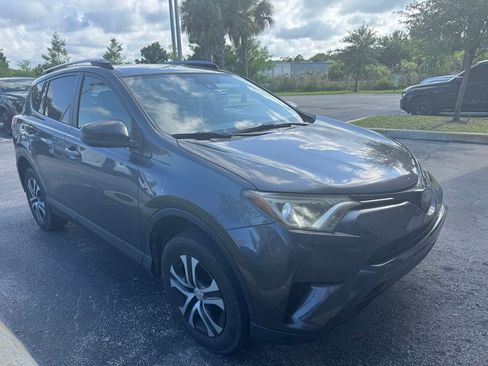 Used 2018 Toyota RAV4 LE FWD image 2