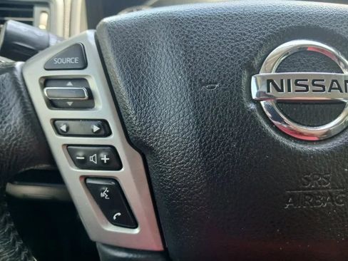 Used 2022 Nissan Titan SV w/ SV Convenience Package image 35