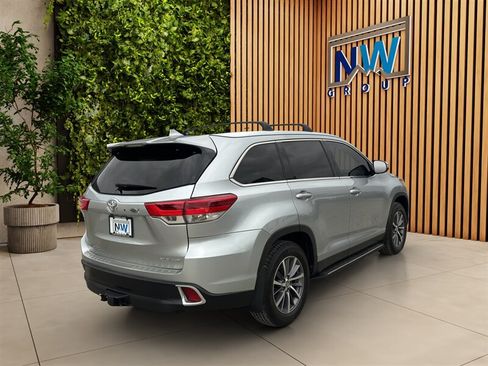 Used 2019 Toyota Highlander XLE AWD/4WD image 29