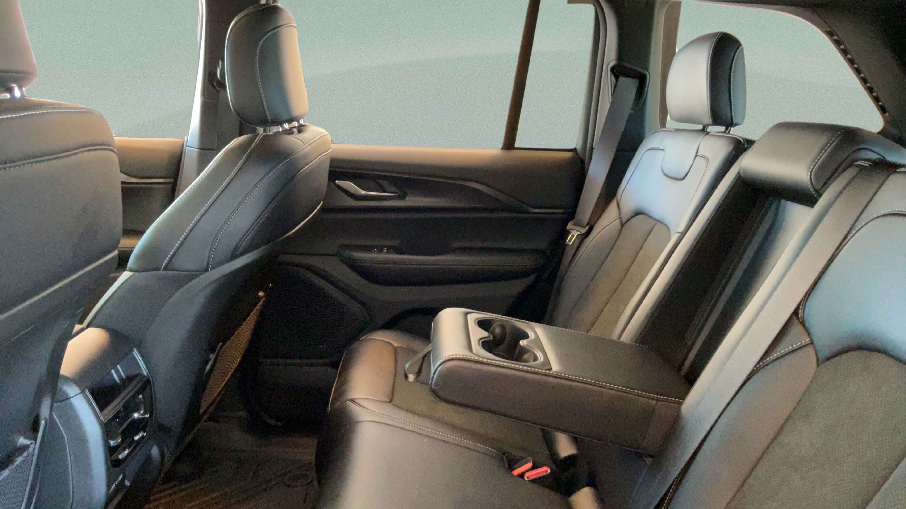 Used 2025 Jeep Grand Cherokee Altitude RWD image 30