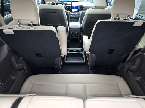 Certified 2020 Ford Explorer Platinum w/ Premium Technology Package AWD/4WD image 12