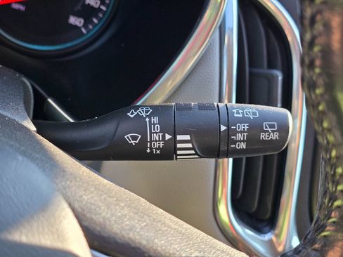 Used 2020 Chevrolet Equinox LT FWD image 22