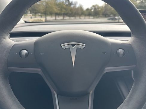 Used 2022 Tesla Model Y Long Range image 29