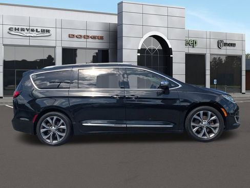 Used 2018 Chrysler Pacifica Limited w/ Tire & Wheel Group FWD image 2