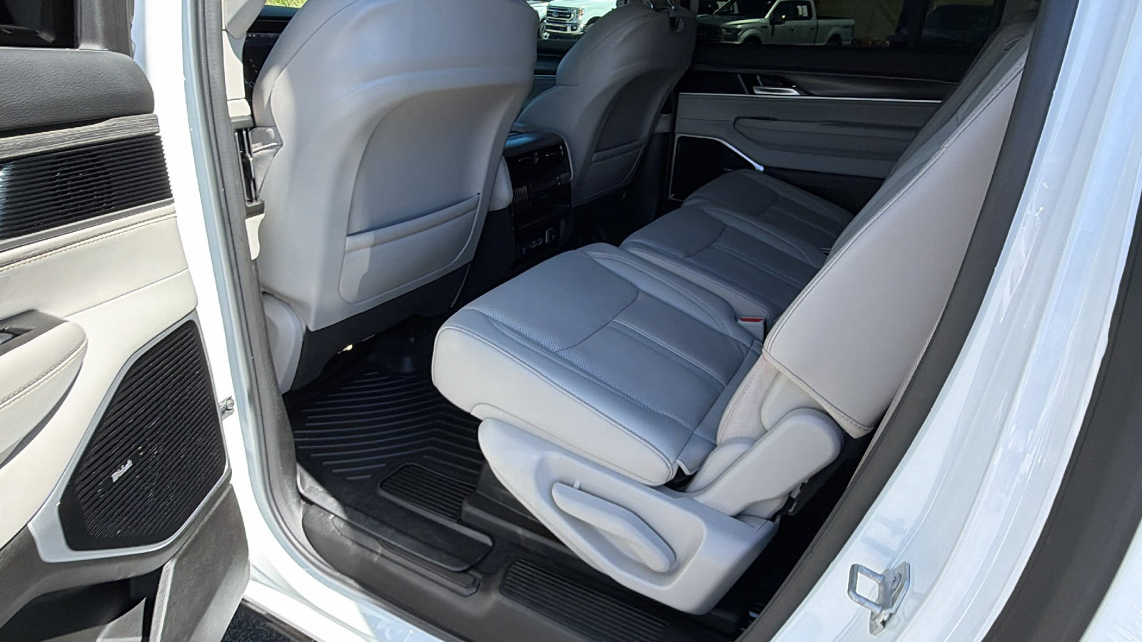 Used 2023 Jeep Wagoneer L Series III w/ Premium Group I AWD/4WD image 25