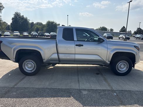 Used 2025 Toyota Tacoma SR AWD/4WD image 3