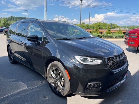 Used 2025 Chrysler Pacifica Limited FWD image 2