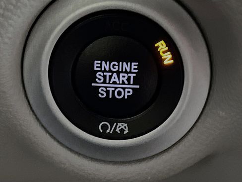 Used 2024 Chrysler Pacifica Touring-L image 23