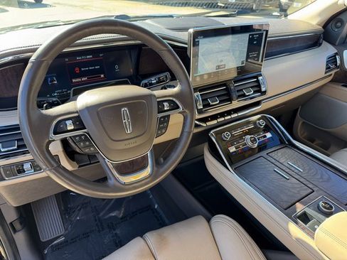 Used 2022 Lincoln Navigator Reserve image 3