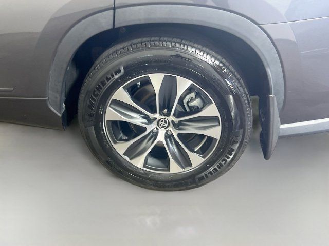 Used 2021 Toyota Highlander XLE FWD image 25
