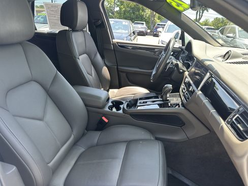 Used 2025 Porsche Macan AWD/4WD image 13