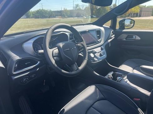 New 2026 Chrysler Pacifica Limited w/ S Appearance Package image 9