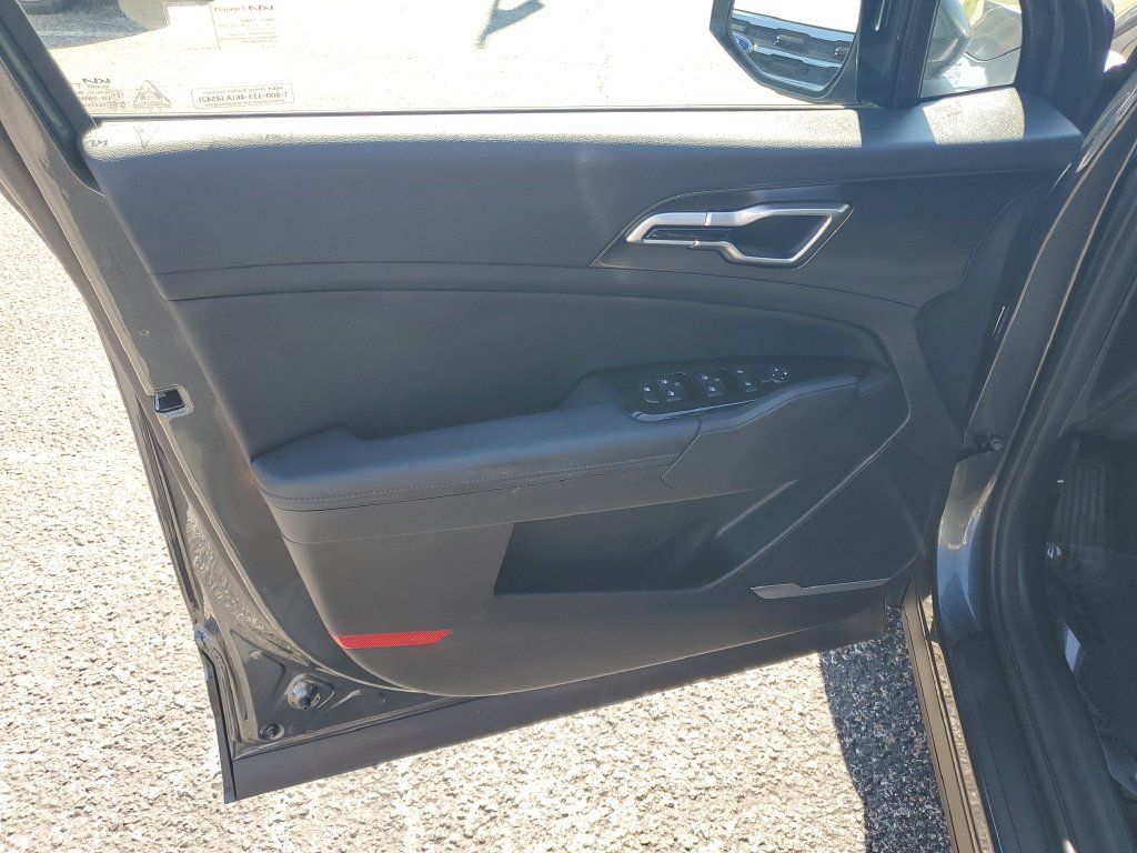 Used 2025 Kia Sportage EX AWD/4WD image 8