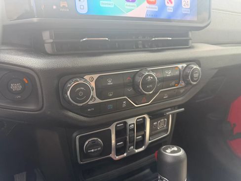 Used 2024 Jeep Wrangler Unlimited AWD/4WD image 21