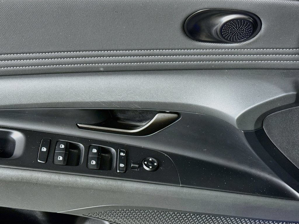 Certified 2025 Hyundai Elantra Sport FWD image 22