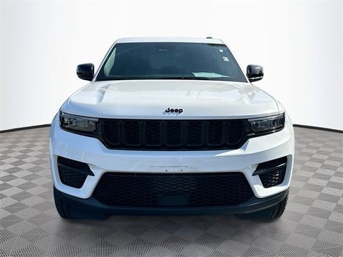 Used 2023 Jeep Grand Cherokee Altitude image 2