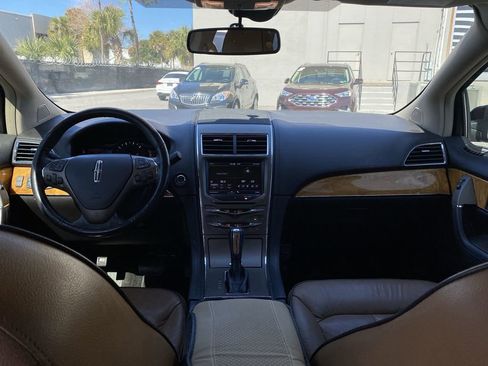 Used 2013 Lincoln MKX FWD image 2