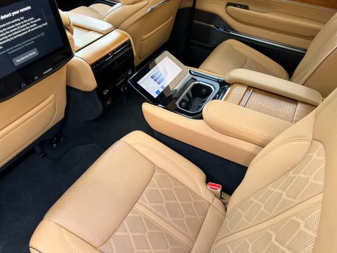 Used 2022 Jeep Grand Wagoneer Series III w/ Rear-Seat Entertainment Group image 4