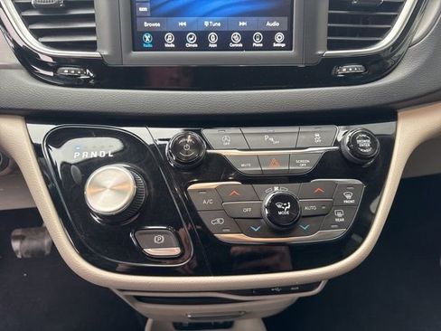 Used 2020 Chrysler Pacifica Touring-L image 17