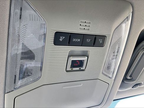 Used 2025 Toyota RAV4 XLE FWD image 33