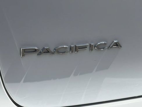 Used 2024 Chrysler Pacifica Touring-L FWD image 21