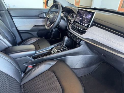 Certified 2024 Jeep Compass Latitude image 33