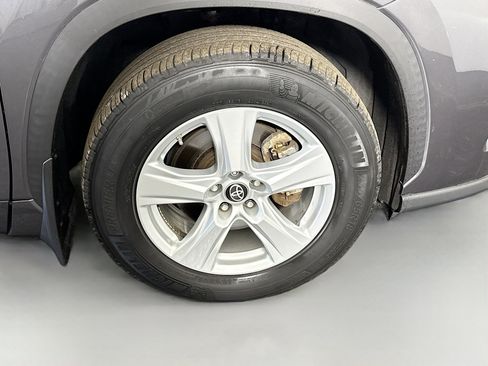 Used 2020 Toyota Highlander LE image 32