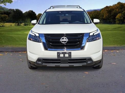 Used 2024 Nissan Pathfinder SV image 2