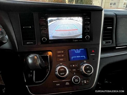 Used 2018 Toyota Sienna SE Premium image 32