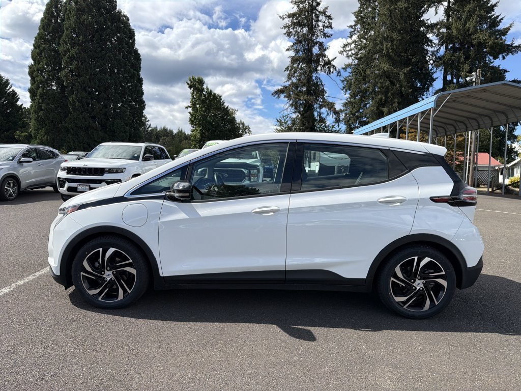 Used 2022 Chevrolet Bolt LT w/ Infotainment Package FWD image 3