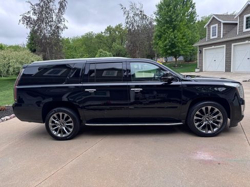 Used 2019 Cadillac Escalade ESV Luxury w/ Escalade Sport Edition AWD/4WD image 7
