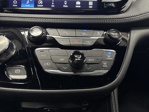 New 2026 Chrysler Pacifica Limited w/ Uconnect Theater Family Group image 21