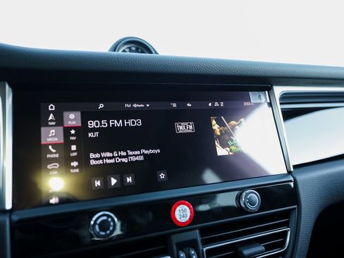 Certified 2025 Porsche Macan image 18