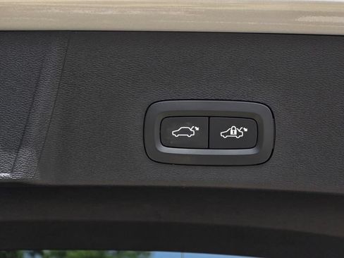 Used 2025 Volvo XC40 B5 Plus AWD/4WD image 12