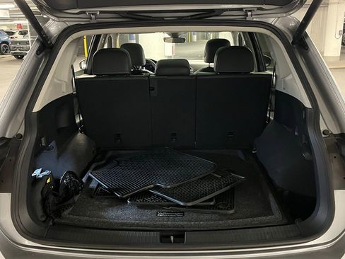 Used 2022 Volkswagen Tiguan SE w/ Panoramic Sunroof Package image 38