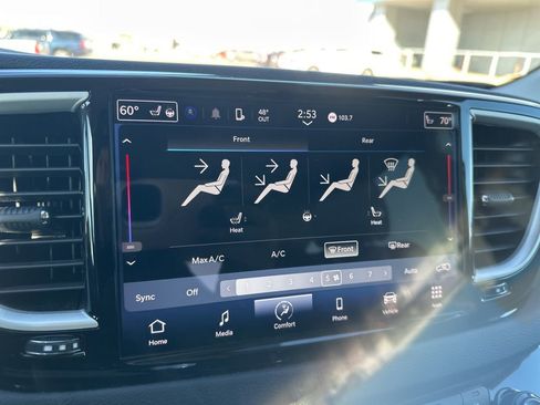 Used 2023 Chrysler Pacifica Touring-L image 14