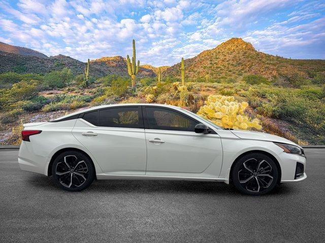Used 2023 Nissan Altima 2.5 SR w/ SR Premium Package FWD image 3