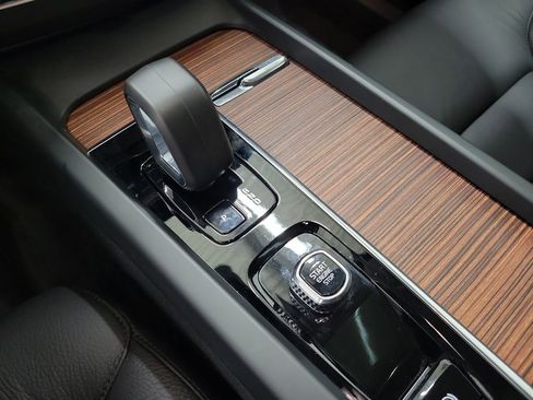 Certified 2024 Volvo XC60 B5 Plus w/ Protection Package Premier image 31