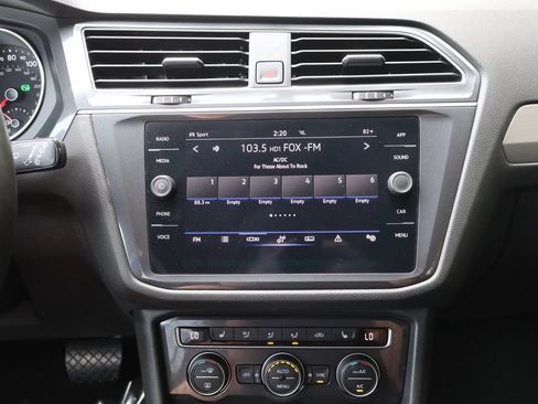 Used 2021 Volkswagen Tiguan SE AWD/4WD image 34