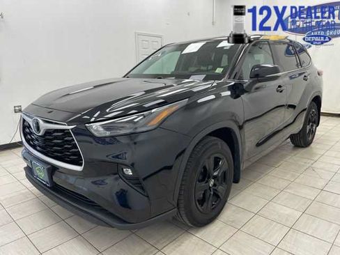 Used 2024 Toyota Highlander LE AWD/4WD image 18