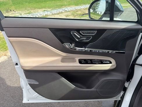 Used 2022 Lincoln Corsair AWD w/ Premium Package image 24